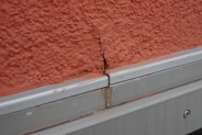 Risse oberhalb von Blechverkleidungen